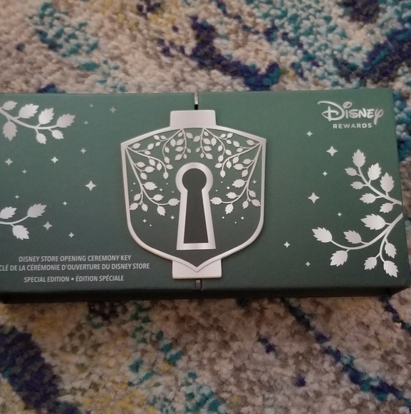 Disney Visa Collectible Key - Picture 1 of 2